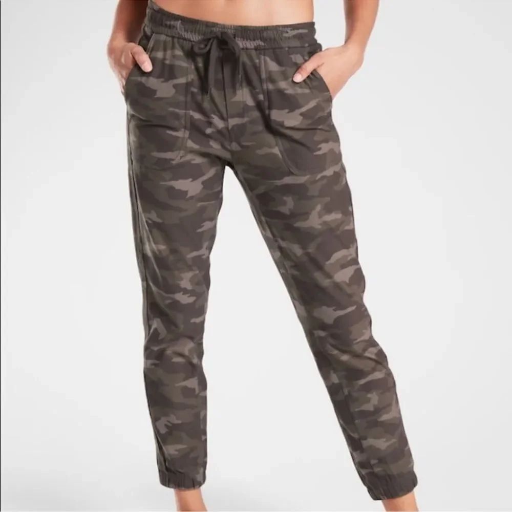 Athleta Camo Farrallon pull on Jogger pants small